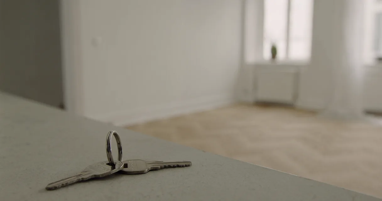 Nøgler ligger på et køkkenbord i en tom, ryddet lejlighed