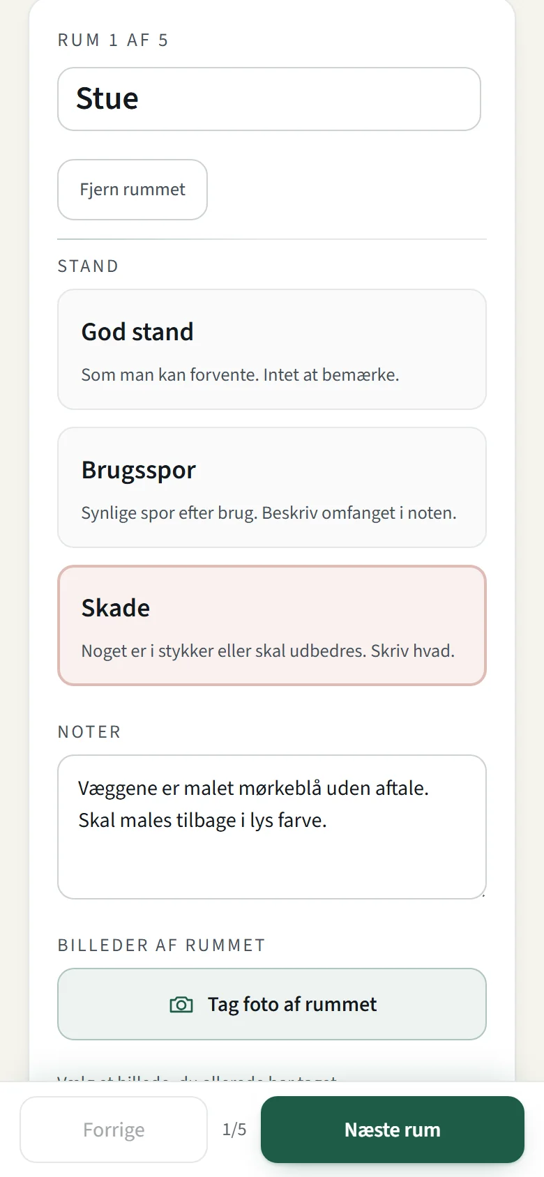 Et fraflytningssyn i Ejendomsdrift på en telefon: stuen har standen Skade og en note om, at væggene er malet mørkeblå, og knappen Tag foto af rummet står under noten.