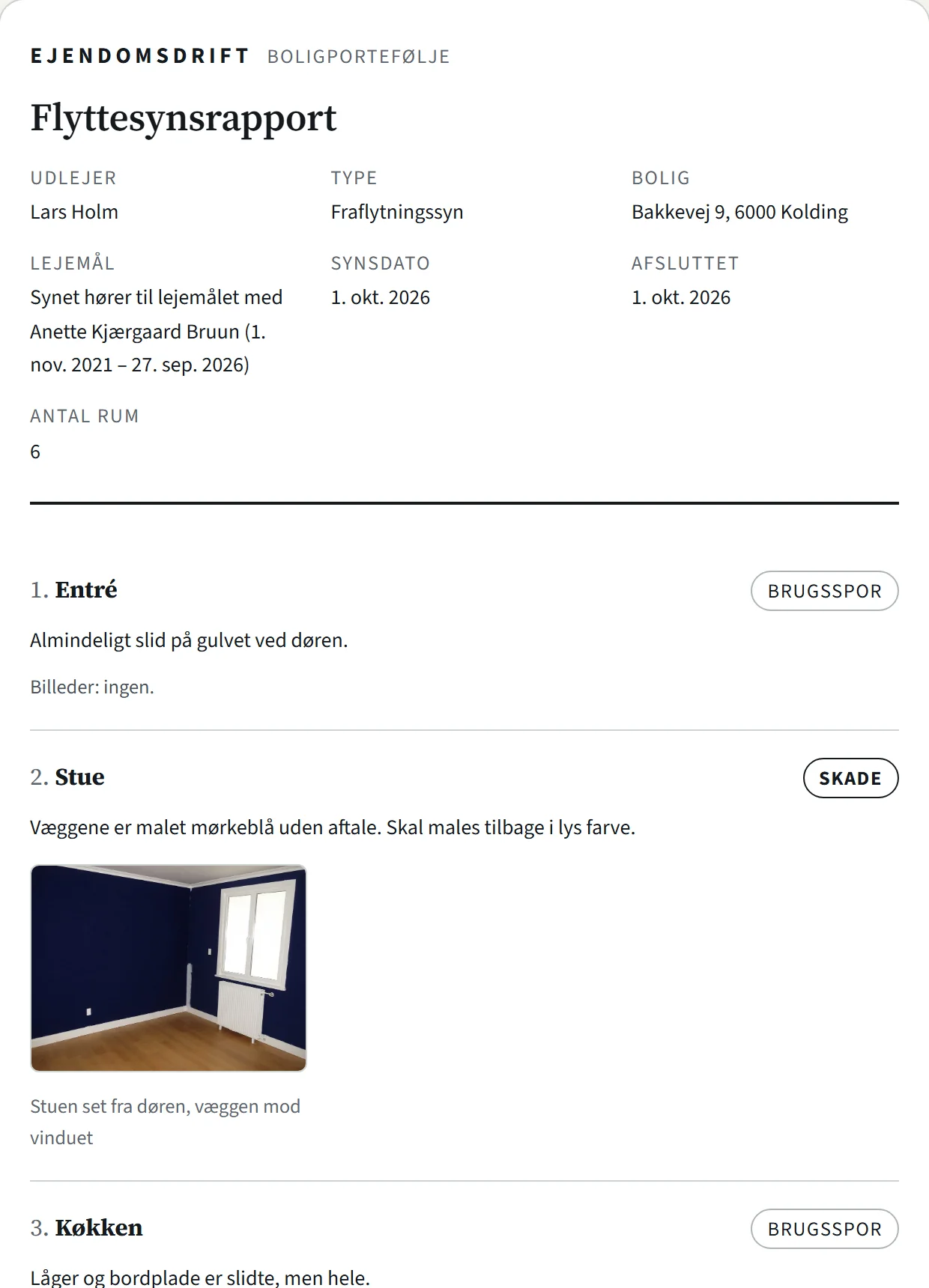 Flyttesynsrapporten for et fraflytningssyn med udlejer, bolig, lejemål og datoer øverst og rummene nedenunder. Stuen er mærket Skade og har et foto af de mørkeblå vægge.